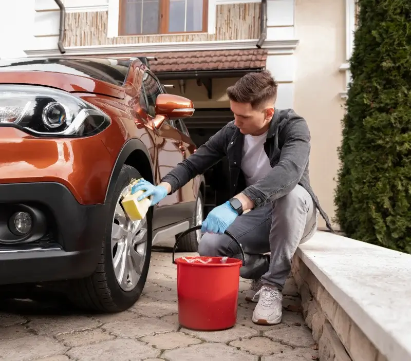 Lavage auto à domicile Le Grand-Bornand : professionnel intervenant sur un véhicule